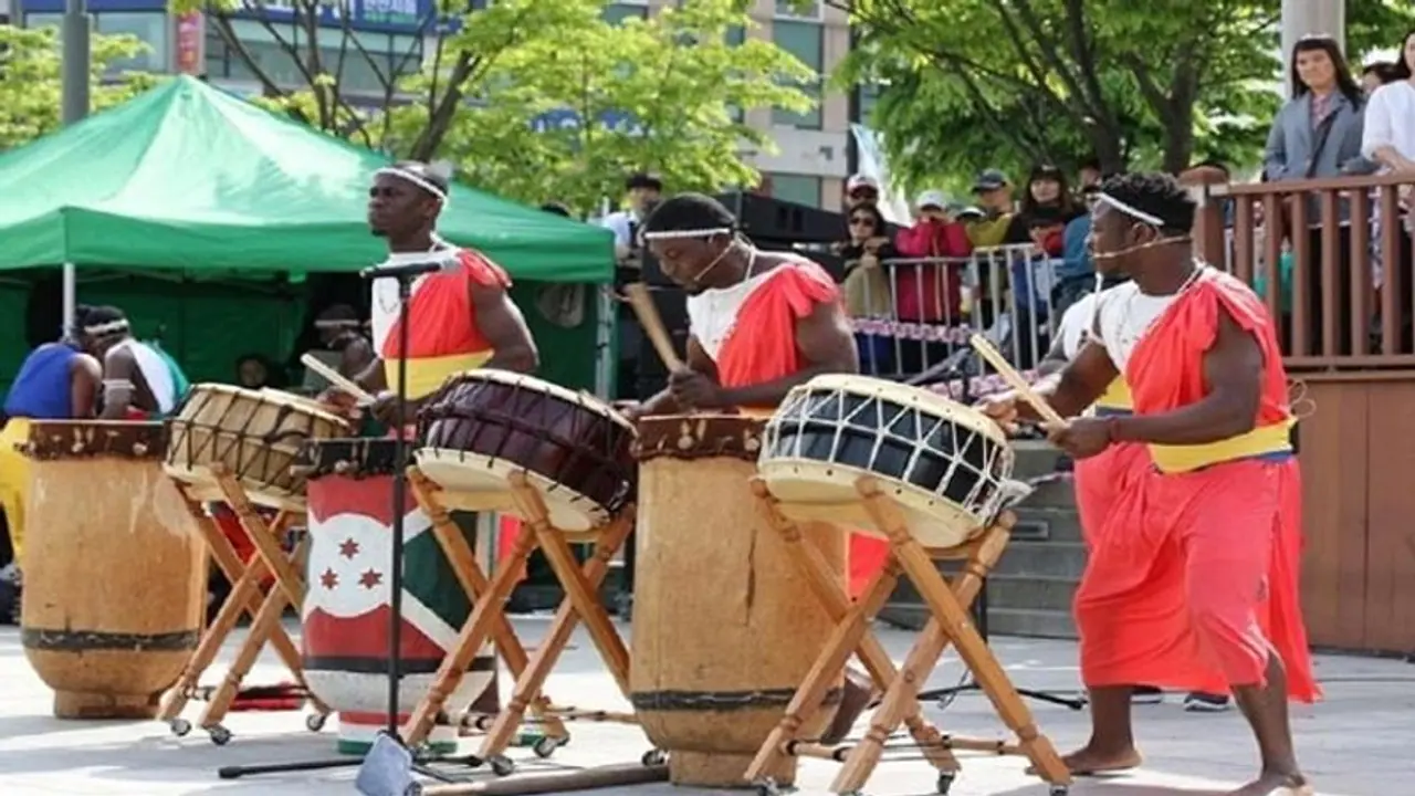 पूरी दुनिया से 8 साल पीछे चल रहा है ये देश, 2012 का कैलेंडर देख लोग मना रहे हैं तीज त्योहार पूरी दुनिया से 8 साल पीछे चल रहा है ये देश, 2012 का कैलेंडर देख लोग मना रहे हैं तीज त्योहार