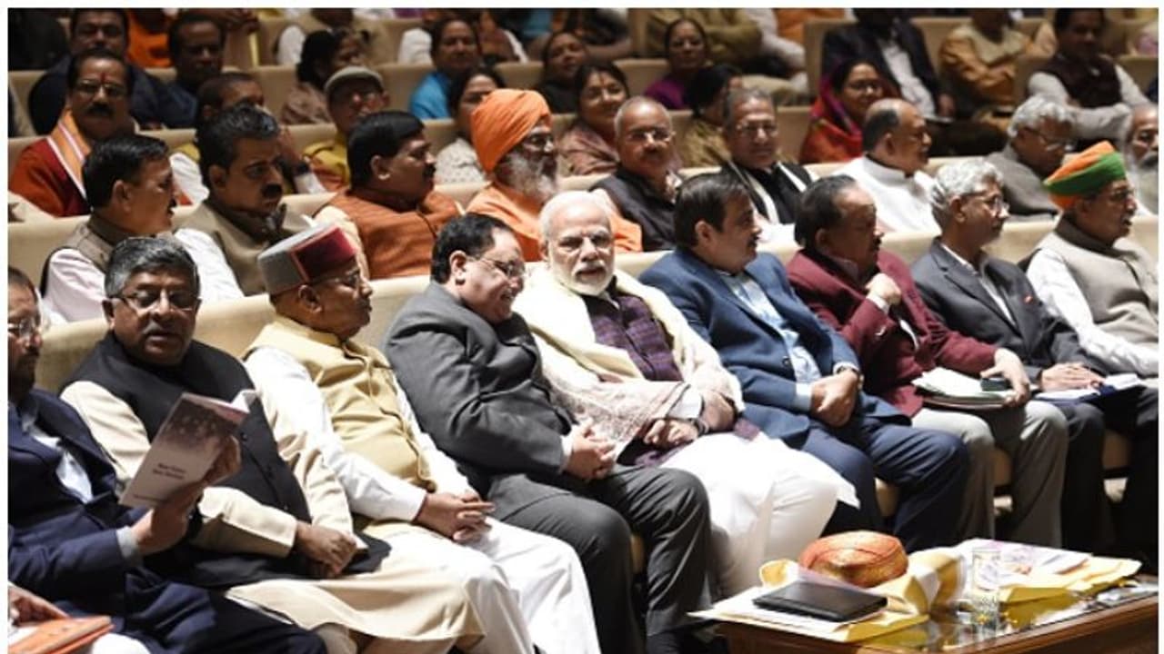 எதிரிகளை நேசியுங்கள்...கட்சியைவிட நாடே முக்கியம்...!! பாஜக எம்பிக்களுக்கு போதனை வழங்கிய பிரதமர் மோடி..!!