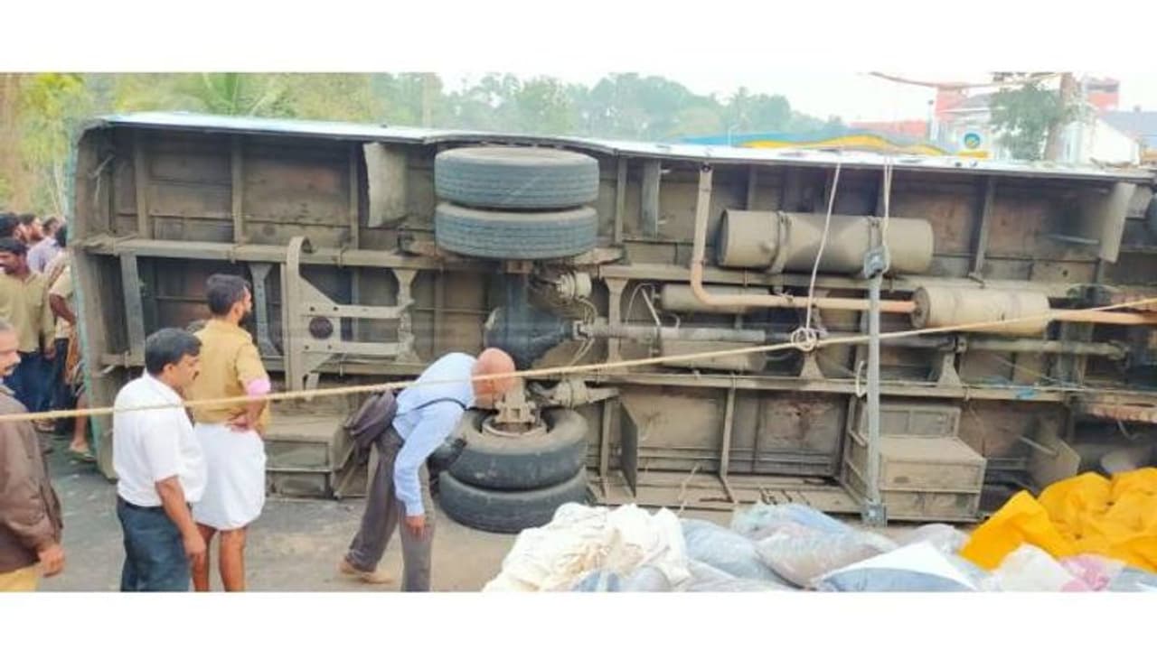 ബത്തേരിയില് ബസ്സും കാറും കൂട്ടിയിടിച്ച് ഒരാള് മരിച്ചു, നിരവധി പേര്ക്ക് പരിക്ക് ബത്തേരിയില് ബസ്സും കാറും കൂട്ടിയിടിച്ച് ഒരാള് മരിച്ചു, നിരവധി പേര്ക്ക് പരിക്ക്