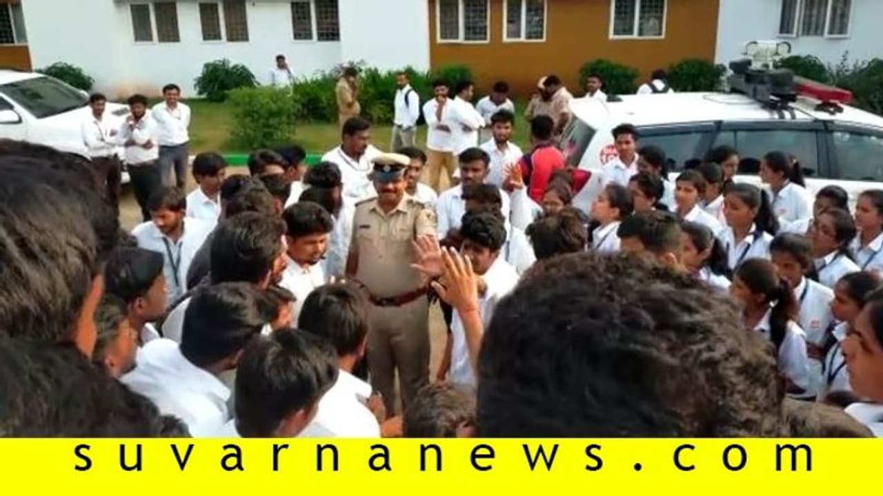 ಶಿಕ್ಷಕಿಯಿಂದ ವಿದ್ಯಾರ್ಥಿನಿಯರ ಮೇಲೆ ಹಲ್ಲೆ..! ಶಿಕ್ಷಕಿಯಿಂದ ವಿದ್ಯಾರ್ಥಿನಿಯರ ಮೇಲೆ ಹಲ್ಲೆ..!