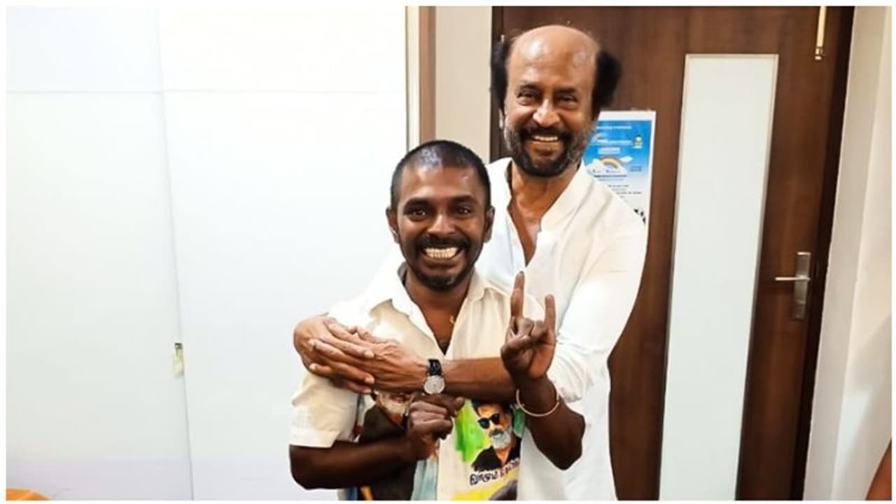ரஜினியை அசரவைக்கும் பரிசு கொடுத்த ரசிகர்! கட்டி அணைத்து அன்பை வெளிப்படுத்திய தலைவர்! வைரலாகும் புகைப்படம்! ரஜினியை அசரவைக்கும் பரிசு கொடுத்த ரசிகர்! கட்டி அணைத்து அன்பை வெளிப்படுத்திய தலைவர்! வைரலாகும் புகைப்படம்!