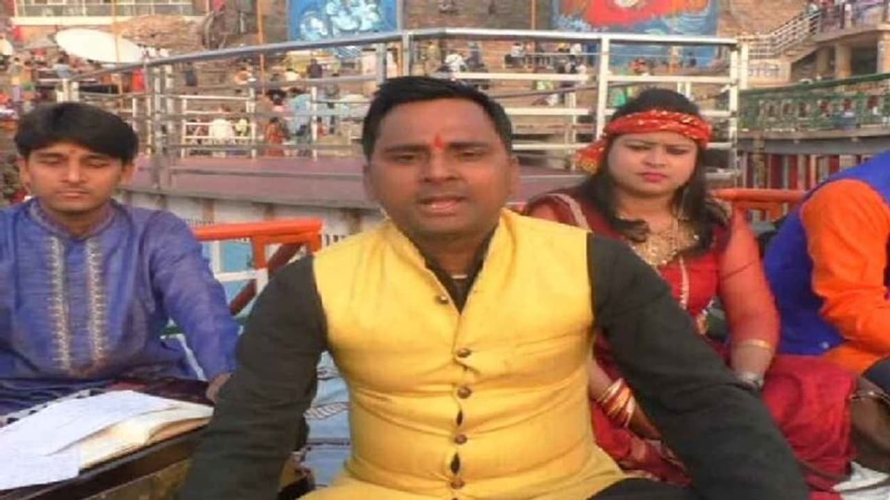 गंगा की गोद में बैठकर गाया फगुआ गीत, PM मोदी से लगाई सोशल मीडिया न छोड़ने की दुहाई गंगा की गोद में बैठकर गाया फगुआ गीत, PM मोदी से लगाई सोशल मीडिया न छोड़ने की दुहाई