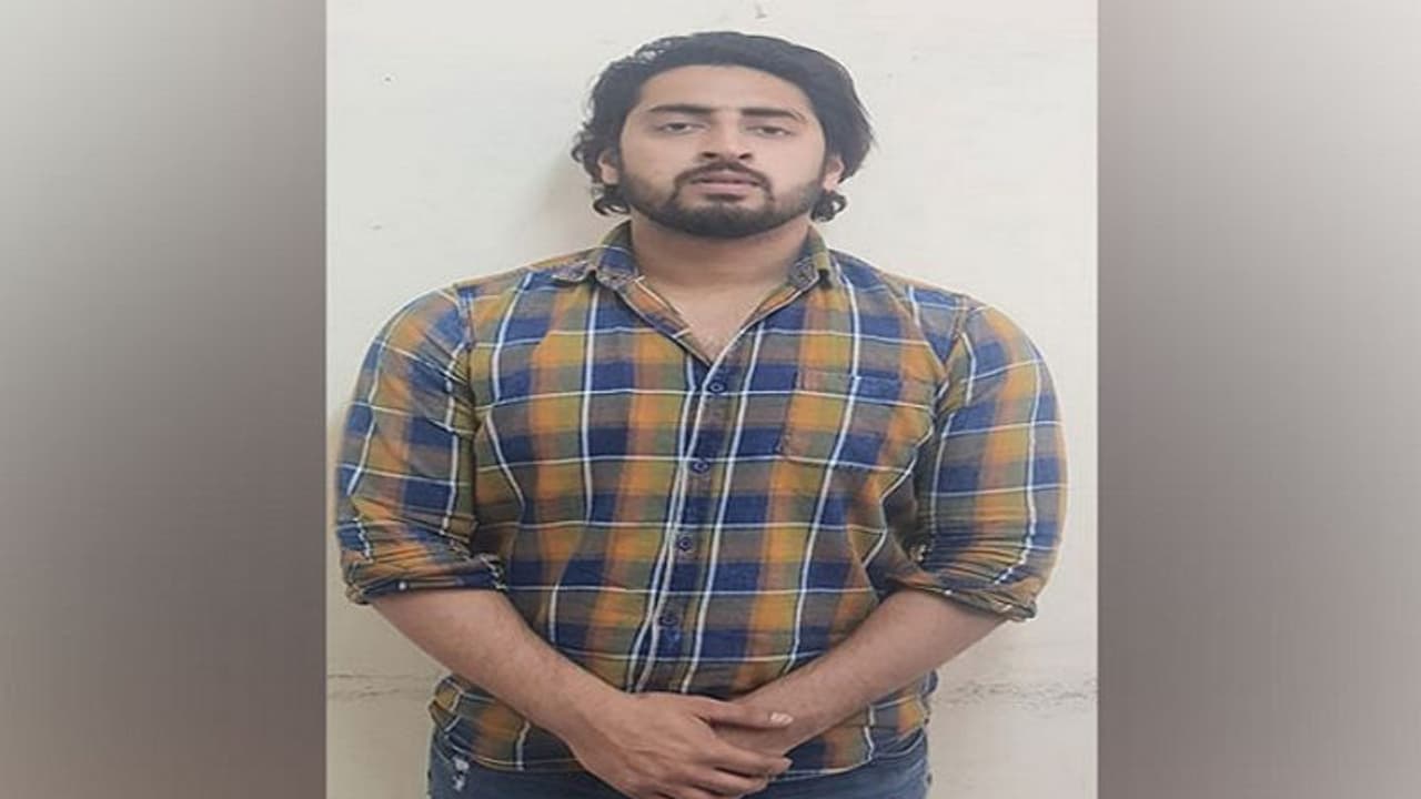 Delhi riots: Shahrukh, who opened fire at police, finally arrested