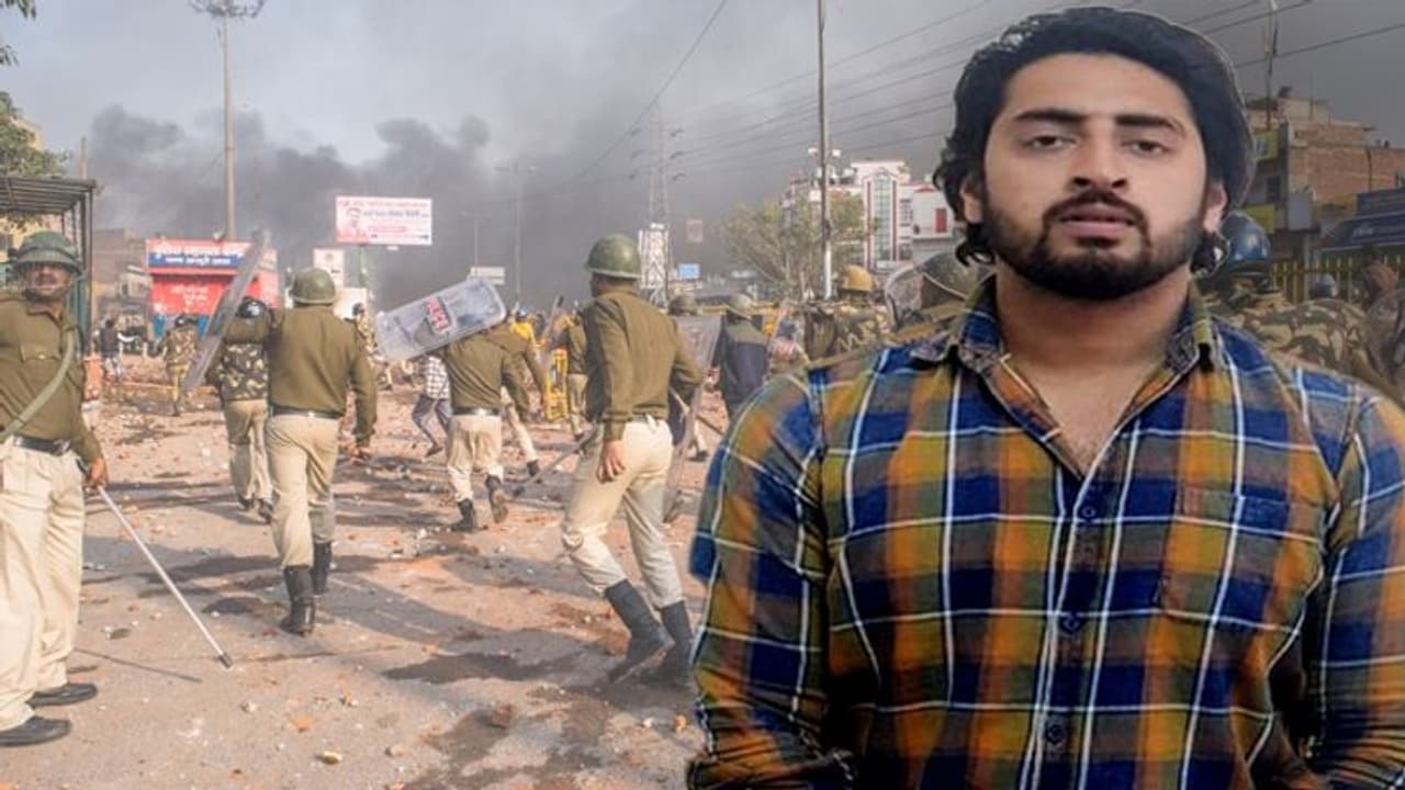 പൊലീസിനു നേരെ തോക്ക് ചൂണ്ടിയ സംഭവം, ഷാറൂഖിന്റെ വീട്ടില് നിന്ന് തോക്ക് കണ്ടെത്തി പൊലീസിനു നേരെ തോക്ക് ചൂണ്ടിയ സംഭവം, ഷാറൂഖിന്റെ വീട്ടില് നിന്ന് തോക്ക് കണ്ടെത്തി