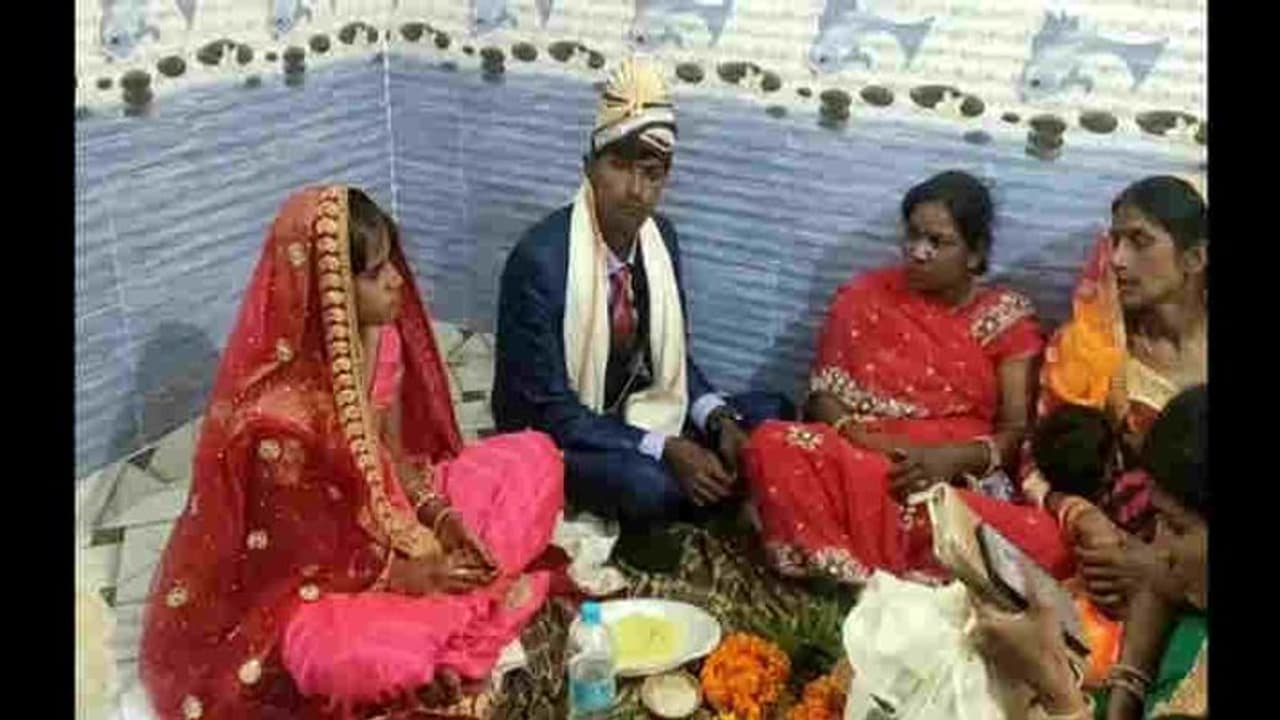 22 का दूल्हा 14 की दुल्हन, मंदिर में फेरे लेने से पहले पंडित, दूल्हे के पिता समेत 7 को जेल 22 का दूल्हा 14 की दुल्हन, मंदिर में फेरे लेने से पहले पंडित, दूल्हे के पिता समेत 7 को जेल