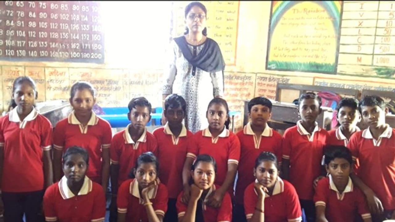 ഇങ്ങനെ ഒരു അധ്യാപികയുണ്ടായാല് മതി ഓരോ വിദ്യാലയവും മാറാന്; കാടും പുഴയും കടന്ന് ഷൈലജ സ്കൂളിലേക്ക് ഇങ്ങനെ ഒരു അധ്യാപികയുണ്ടായാല് മതി ഓരോ വിദ്യാലയവും മാറാന്; കാടും പുഴയും കടന്ന് ഷൈലജ സ്കൂളിലേക്ക്