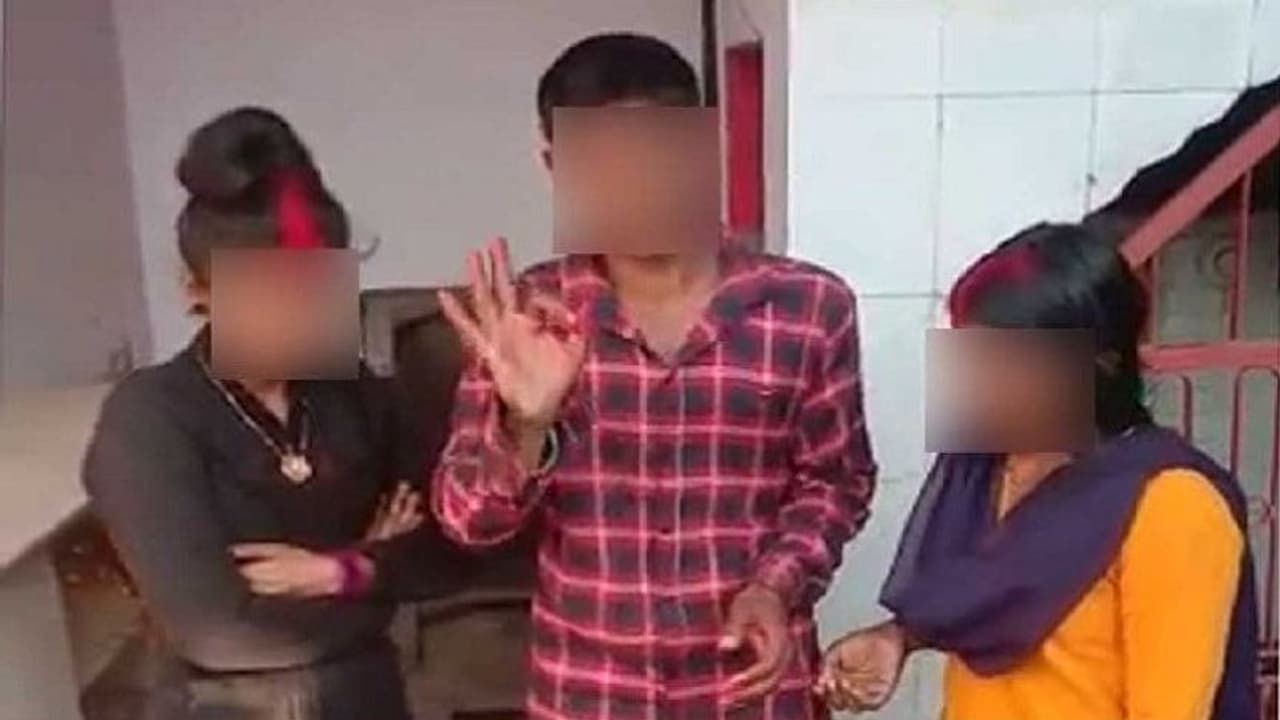 प्रेमी ने एक साथ दो प्रेमिकाओं से रचाई शादी, वायरल हो रही PHOTO, ये है पूरी लव स्टोरी प्रेमी ने एक साथ दो प्रेमिकाओं से रचाई शादी, वायरल हो रही PHOTO, ये है पूरी लव स्टोरी