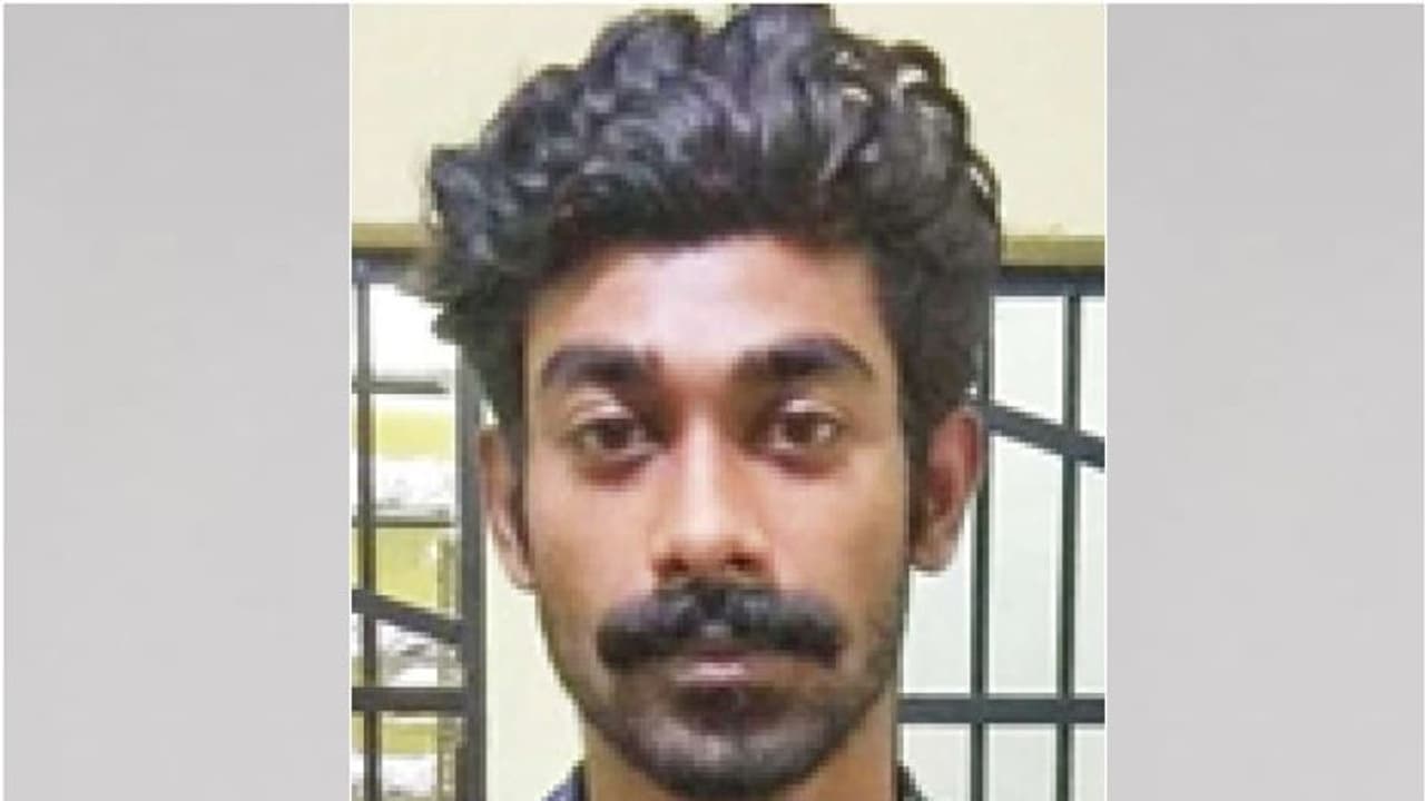 ജമന്തി ചെടിയാണെന്ന് അമ്മയോട് പറഞ്ഞു; വീട്ടുമുറ്റത്ത് നട്ടുവളര്ത്തിയത് കഞ്ചാവുചെടി, യുവാവ് അറസ്റ്റില് ജമന്തി ചെടിയാണെന്ന് അമ്മയോട് പറഞ്ഞു; വീട്ടുമുറ്റത്ത് നട്ടുവളര്ത്തിയത് കഞ്ചാവുചെടി, യുവാവ് അറസ്റ്റില്