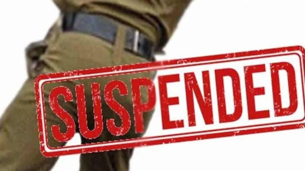 ബാറില്‍ നര്‍ത്തകികള്‍ക്കൊപ്പം ആടിപാടി എസ്ഐ; ഒപ്പം നോട്ട് വർഷവും, ഒടുവിൽ സസ്പെൻഷൻ