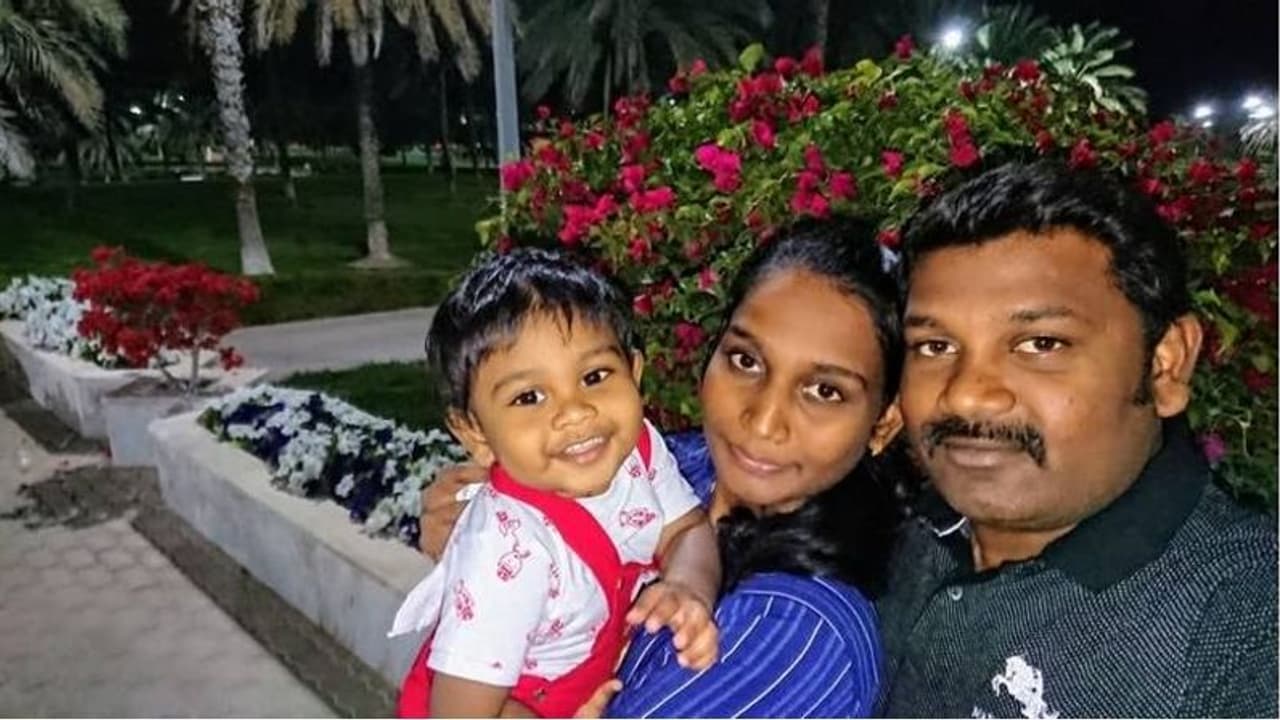 വിമാനത്തില്‍ കയറിയ ശേഷം ഒന്നര വയസുകാരന്റെ പാസ്‍പോര്‍ട്ട് നഷ്ടമായി; യാത്ര മുടങ്ങിയപ്പോള്‍ തുണയായി എംബസി