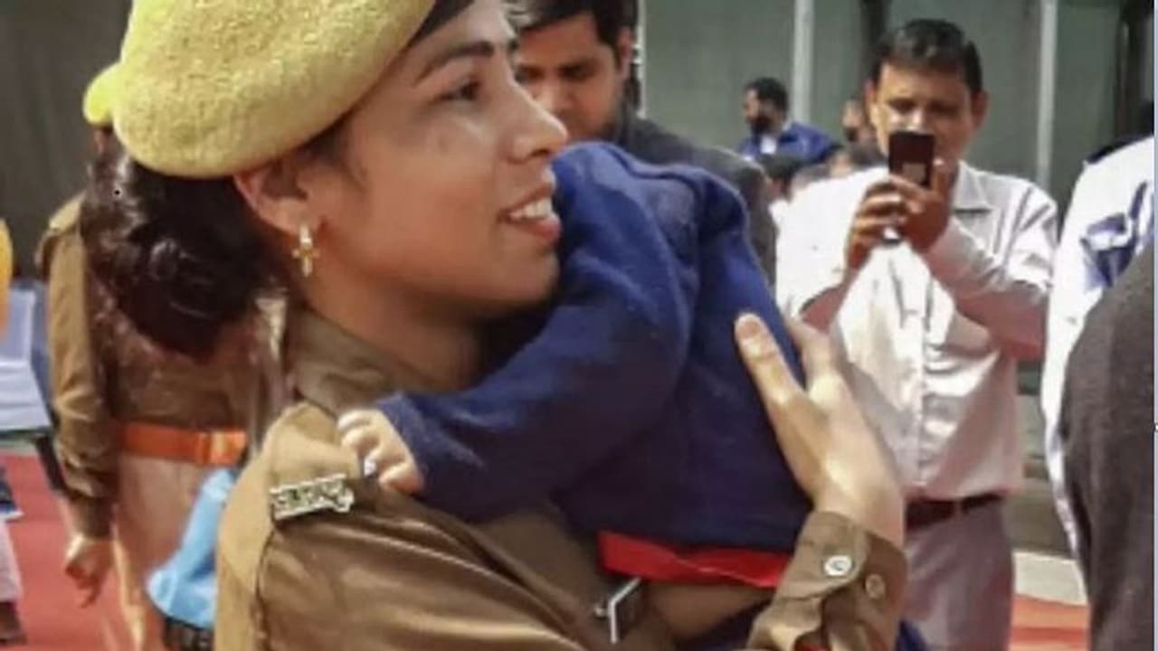 ಮಾ ತುಜೇ ಸಲಾಂ! ಕಂದನನನ್ನು ಎತ್ತಿಕೊಂಡೇ ಕರ್ತವ್ಯ ನಿಭಾಯಿಸಿದ ಲೇಡಿ ಪೊಲೀಸ್! ಮಾ ತುಜೇ ಸಲಾಂ! ಕಂದನನನ್ನು ಎತ್ತಿಕೊಂಡೇ ಕರ್ತವ್ಯ ನಿಭಾಯಿಸಿದ ಲೇಡಿ ಪೊಲೀಸ್!