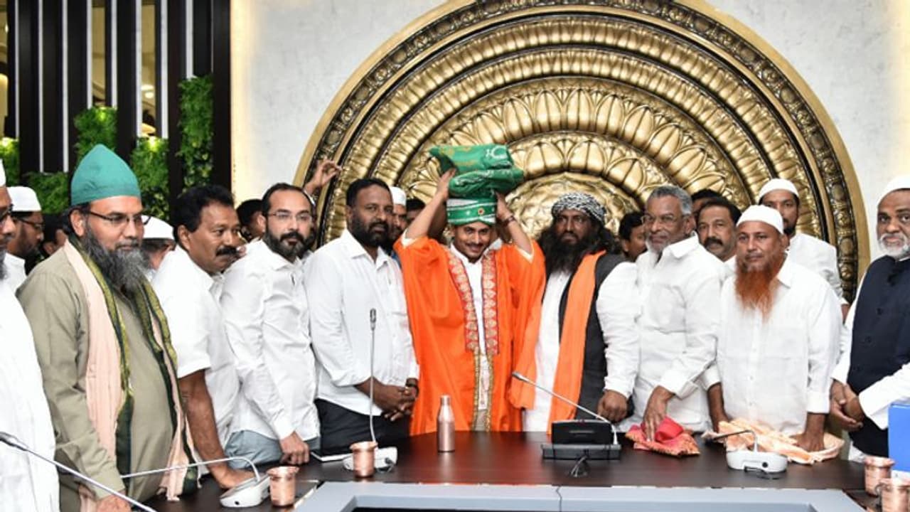 ముస్లింలతో భేటీ ఎఫెక్ట్: ఎన్పీఆర్పై వెనక్కితగ్గిన జగన్మోహన్ రెడ్డి ముస్లింలతో భేటీ ఎఫెక్ట్: ఎన్పీఆర్పై వెనక్కితగ్గిన జగన్మోహన్ రెడ్డి