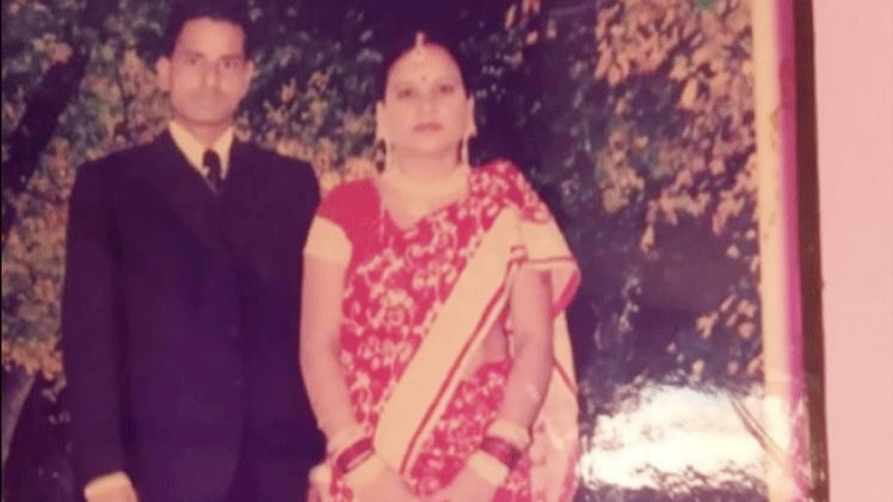 मन्नत मांगने मंदिर गया था परिवार, घर पहुंचने से पहले पति पत्नी की मौत..पापा पापा चीख रही बेटी मन्नत मांगने मंदिर गया था परिवार, घर पहुंचने से पहले पति पत्नी की मौत..पापा पापा चीख रही बेटी