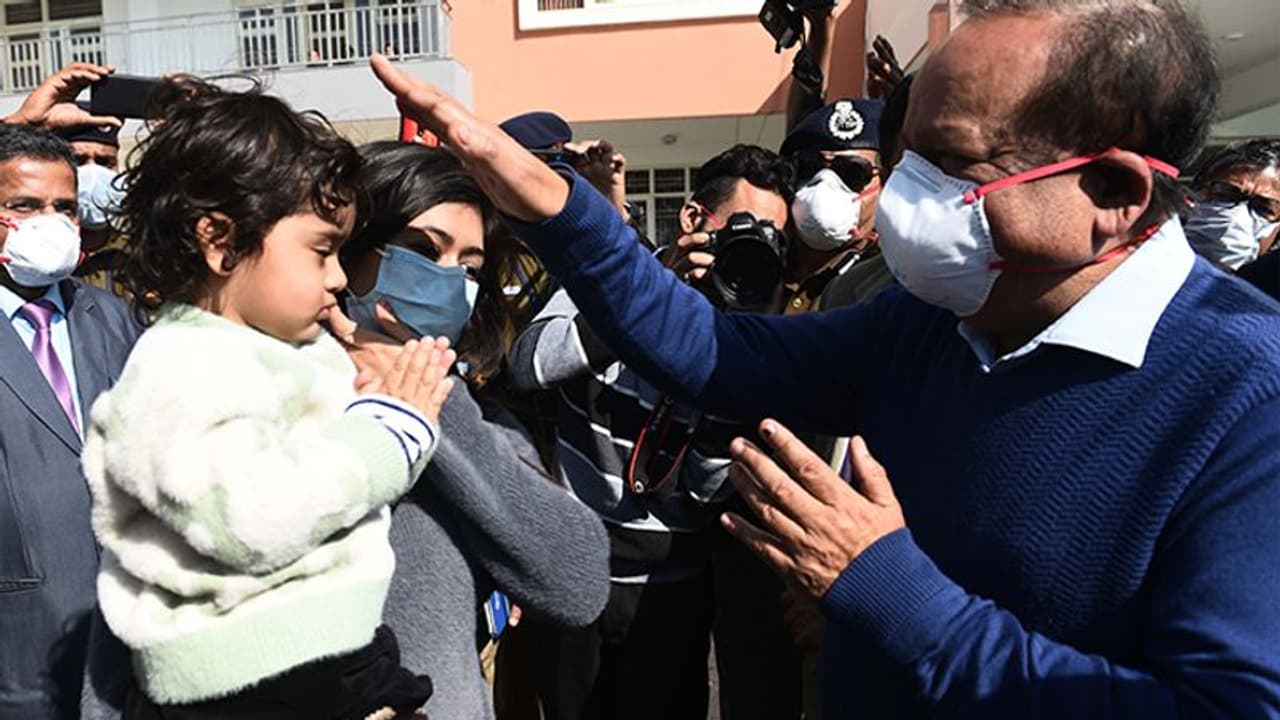 41 देशों की नेवी के अभ्यास पर रोक, 26 दवाइयों का निर्यात बंद; ऐसे कोरोना से निपटेगा भारत 41 देशों की नेवी के अभ्यास पर रोक, 26 दवाइयों का निर्यात बंद; ऐसे कोरोना से निपटेगा भारत