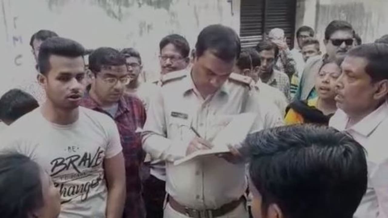 সম্পত্তির লোভের বাবা কে 'খুন', গলায় ফাঁস দিয়ে দেহ ঝুলিয়ে দিল দুই ছেলে সম্পত্তির লোভের বাবা কে 'খুন', গলায় ফাঁস দিয়ে দেহ ঝুলিয়ে দিল দুই ছেলে