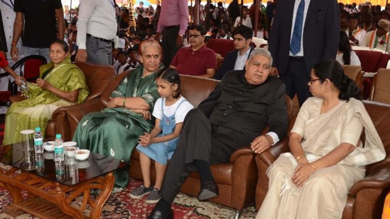 পুলওয়ামার শহিদের পরিবারকে আর্থিক সাহায্য রাজ্যপালের, সস্ত্রীক গেলেন বাড়িতে পুলওয়ামার শহিদের পরিবারকে আর্থিক সাহায্য রাজ্যপালের, সস্ত্রীক গেলেন বাড়িতে