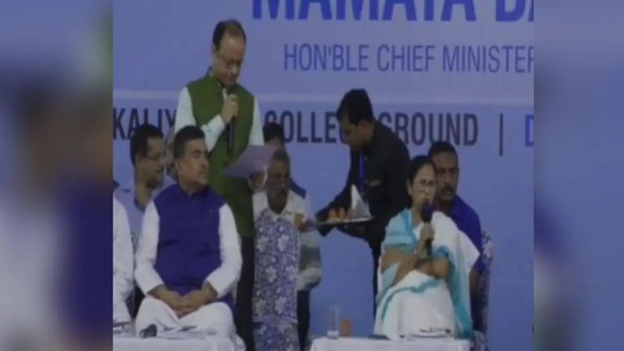 প্রশাসনিক বৈঠকে ক্ষোভ প্রকাশ মুখ্যমন্ত্রীর, হাসপাতাল থেকে সরছে পুলিশ ক্যাম্প প্রশাসনিক বৈঠকে ক্ষোভ প্রকাশ মুখ্যমন্ত্রীর, হাসপাতাল থেকে সরছে পুলিশ ক্যাম্প