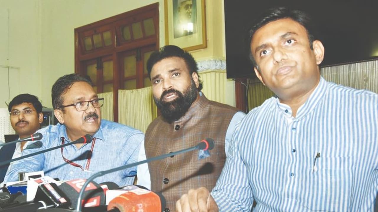 ಕೊರೋನಾ ಭೀತಿ: ಏರ್ಪೋರ್ಟ್ನಲ್ಲಿ 40 ಸಾವಿರ ಜನರ ತಪಾಸಣೆ ಕೊರೋನಾ ಭೀತಿ: ಏರ್ಪೋರ್ಟ್ನಲ್ಲಿ 40 ಸಾವಿರ ಜನರ ತಪಾಸಣೆ