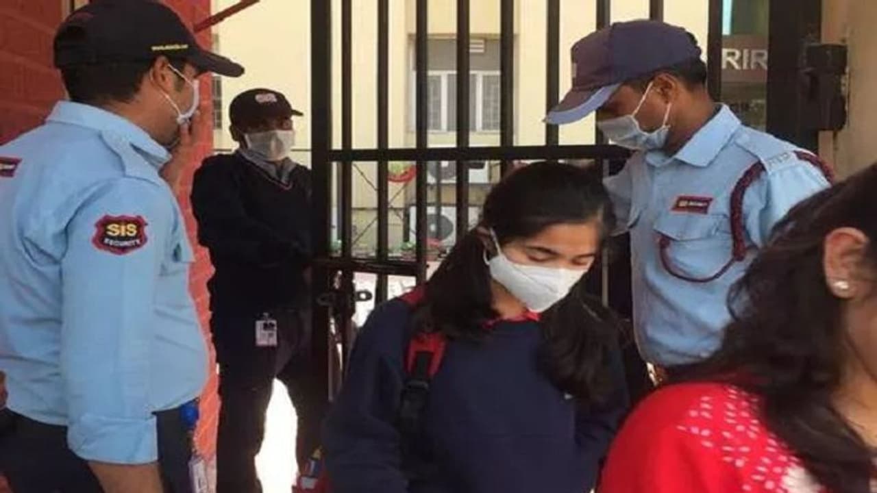 कोरोना वायरसःयूपी में हाई अलर्ट, 12 देशों से आने वालों पर विशेष नजर, इन 4 देशों में न जाने की सलाह कोरोना वायरसःयूपी में हाई अलर्ट, 12 देशों से आने वालों पर विशेष नजर, इन 4 देशों में न जाने की सलाह