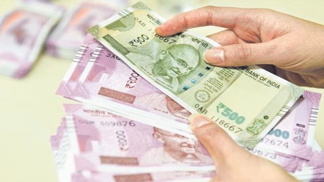 Maharashtra police arrest man for wiping nose, mouth with currency notes