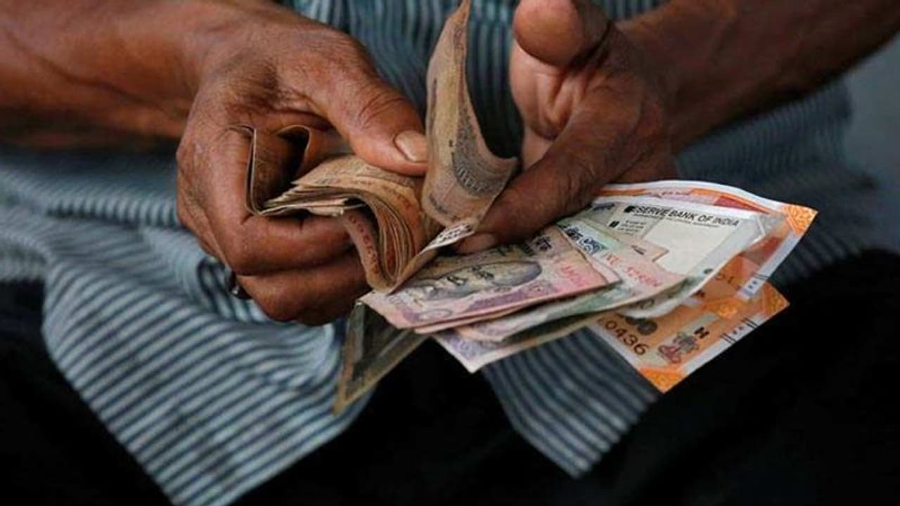 কোভিড ১৯ হটস্পটে হানা রহস্যময় গাড়ির, ছড়িয়ে দেওয়া হল হাজার হাজার টাকা কোভিড ১৯ হটস্পটে হানা রহস্যময় গাড়ির, ছড়িয়ে দেওয়া হল হাজার হাজার টাকা