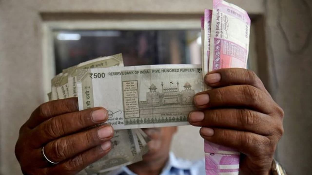 കൊറോണ പകരുമെന്ന് ഭയം; നോട്ടുകൾ സോപ്പുവെള്ളത്തിൽ കഴുകി ഉണക്കി ഗ്രാമീണർ കൊറോണ പകരുമെന്ന് ഭയം; നോട്ടുകൾ സോപ്പുവെള്ളത്തിൽ കഴുകി ഉണക്കി ഗ്രാമീണർ