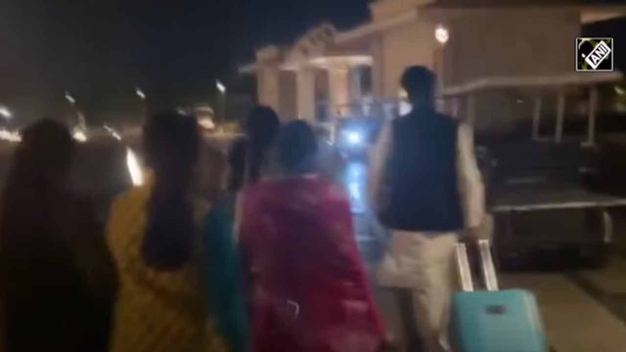 Madhya Pradesh crisis: Bengaluru witnesses resort politics yet again, Cong MLAs huddle inside villa