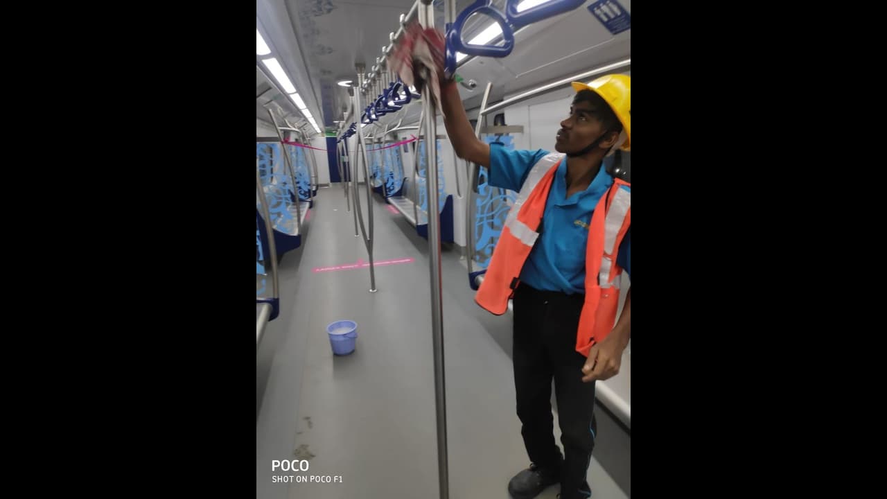 కరోనా ఎఫెక్ట్: పడిపోయిన మెట్రో ప్రయాణాలు, రోజుకు 20 వేల తగ్గుదల కరోనా ఎఫెక్ట్: పడిపోయిన మెట్రో ప్రయాణాలు, రోజుకు 20 వేల తగ్గుదల