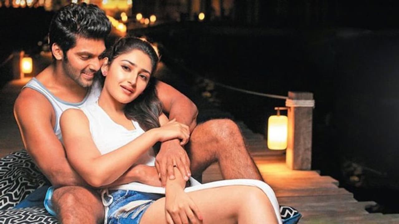 அடிவாங்கிய ஆர்யா...! உன்னை பார்த்தால் வலிக்குது புருஷா... வேதனையோடு ட்விட் போட்ட நடிகை சாயிஷா! அடிவாங்கிய ஆர்யா...! உன்னை பார்த்தால் வலிக்குது புருஷா... வேதனையோடு ட்விட் போட்ட நடிகை சாயிஷா!