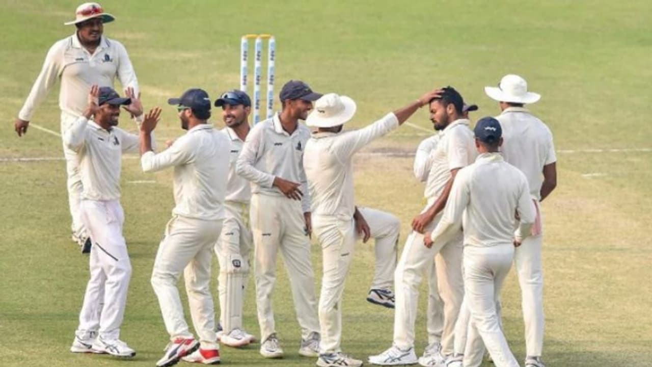 காலை வாரிய கேஎல் ராகுல்.. கர்நாடகாவை பார்சல் பண்ணி ஃபைனலுக்கு முன்னேறிய பெங்கால் காலை வாரிய கேஎல் ராகுல்.. கர்நாடகாவை பார்சல் பண்ணி ஃபைனலுக்கு முன்னேறிய பெங்கால்