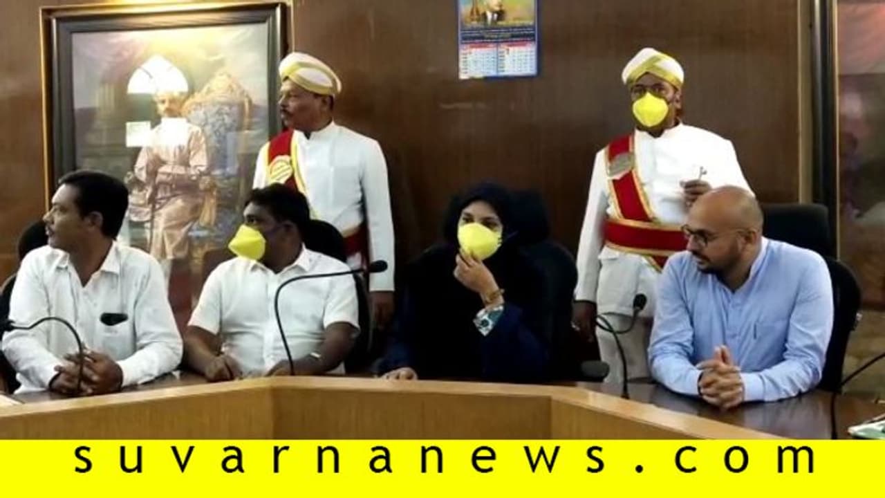 ಮಾಸ್ಕ್ ಧರಿಸಿ ಪೇಚಿಗೆ ಸಿಲುಕಿದ ಮೇಯರ್..! ಮಾಸ್ಕ್ ಧರಿಸಿ ಪೇಚಿಗೆ ಸಿಲುಕಿದ ಮೇಯರ್..!