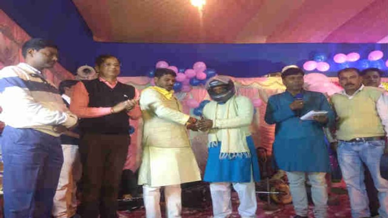 बिहार की दिलचस्प शादी; हेलमेट पहनकर लड़की वालों ने किया 151 बारातियों का स्वागत, वजह जान लीजिए बिहार की दिलचस्प शादी; हेलमेट पहनकर लड़की वालों ने किया 151 बारातियों का स्वागत, वजह जान लीजिए