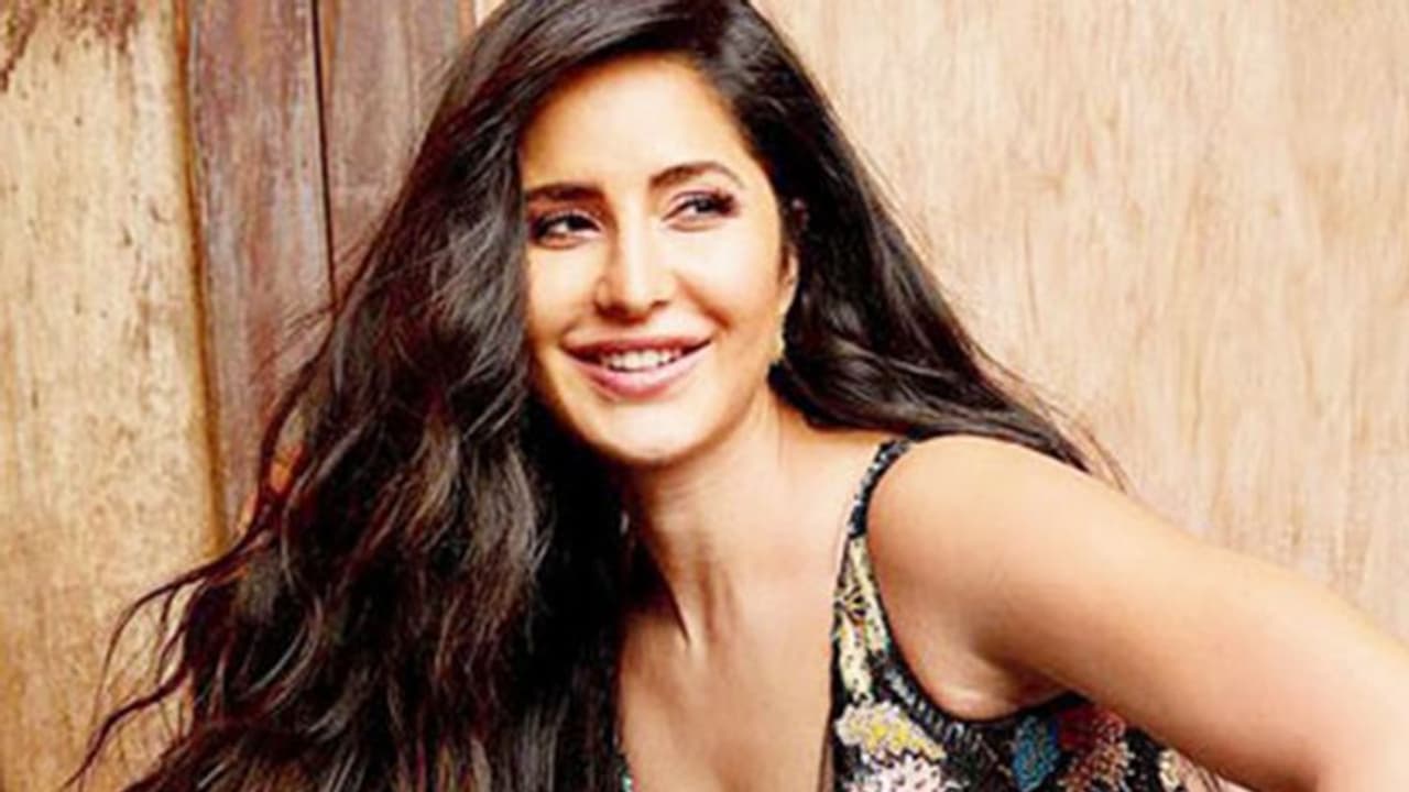 కిచెన్ అందాల మెరుపుతీగ.. మళ్ళీ మెరిసింది.. చూపించి చూపించకుండా.. కిచెన్ అందాల మెరుపుతీగ.. మళ్ళీ మెరిసింది.. చూపించి చూపించకుండా..