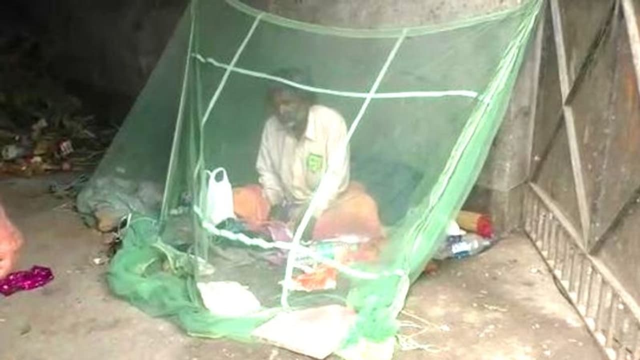 ভ্যাট থেকে গোঙানির আওয়াজ, বাবাকে আস্তাকুড়ে ফেলে পালাল ছেলে বউমা