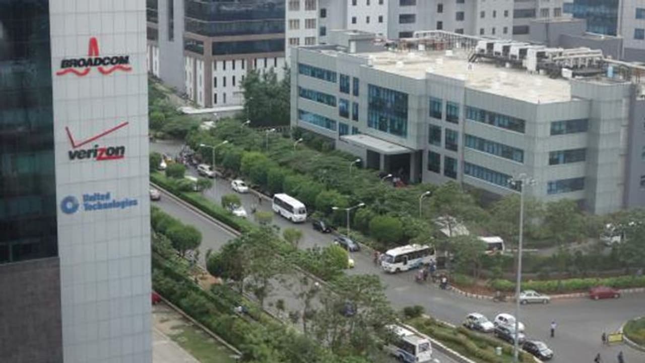 హైదరాబాద్: మైండ్ స్పేస్ ఉద్యోగిలో కరోనా లక్షణాలు.. గాంధీకి టెక్కీల క్యూ హైదరాబాద్: మైండ్ స్పేస్ ఉద్యోగిలో కరోనా లక్షణాలు.. గాంధీకి టెక్కీల క్యూ