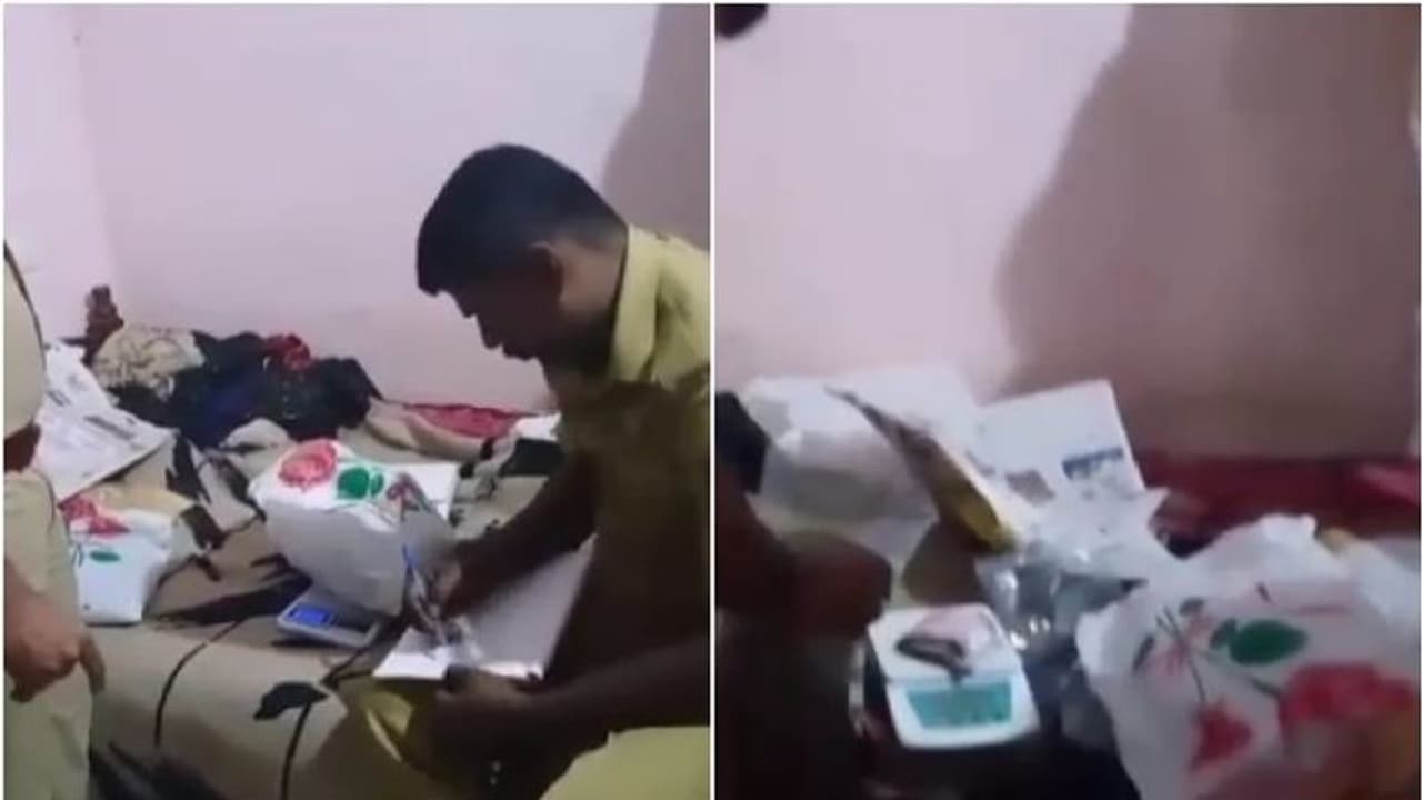 വീട്ടിലെ പൂട്ടിയിട്ട മുറിയില് സൂക്ഷിച്ച കഞ്ചാവും പണവും പൊലീസ് കണ്ടെടുത്തു വീട്ടിലെ പൂട്ടിയിട്ട മുറിയില് സൂക്ഷിച്ച കഞ്ചാവും പണവും പൊലീസ് കണ്ടെടുത്തു