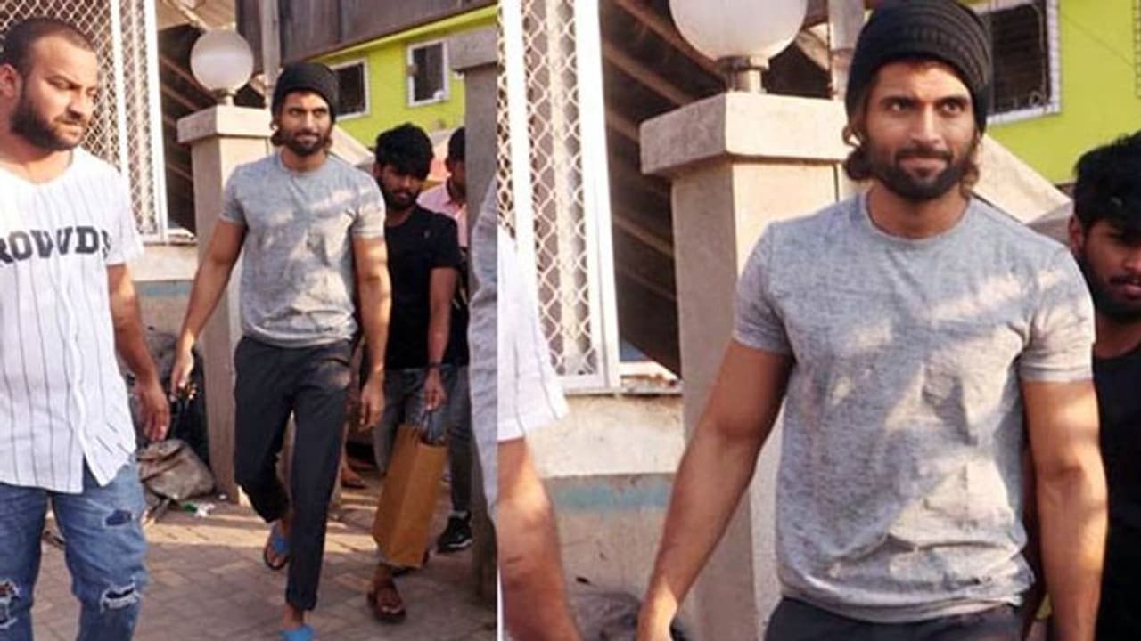 பெண்களிடம் ஆபாச பேச்சை அள்ளிவிட்ட மர்ம ஆசாமி! பொறி வைத்து பிடித்து போலீசில் ஒப்படைத்த விஜய் தேவரகொண்டா! பெண்களிடம் ஆபாச பேச்சை அள்ளிவிட்ட மர்ம ஆசாமி! பொறி வைத்து பிடித்து போலீசில் ஒப்படைத்த விஜய் தேவரகொண்டா!