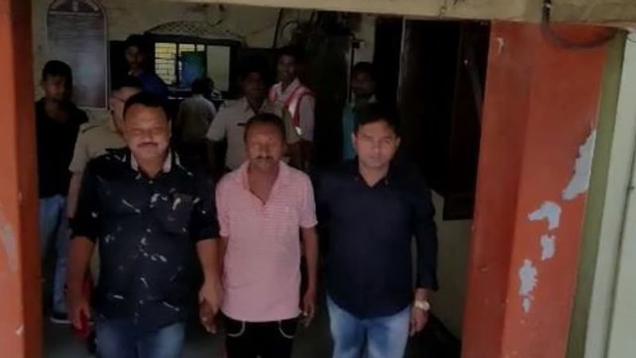 চাকরির নামে গৃহবধূর সঙ্গে কয়েক হাজার টাকার প্রতারণা, পুলিশের জালে কনস্টেবল চাকরির নামে গৃহবধূর সঙ্গে কয়েক হাজার টাকার প্রতারণা, পুলিশের জালে কনস্টেবল