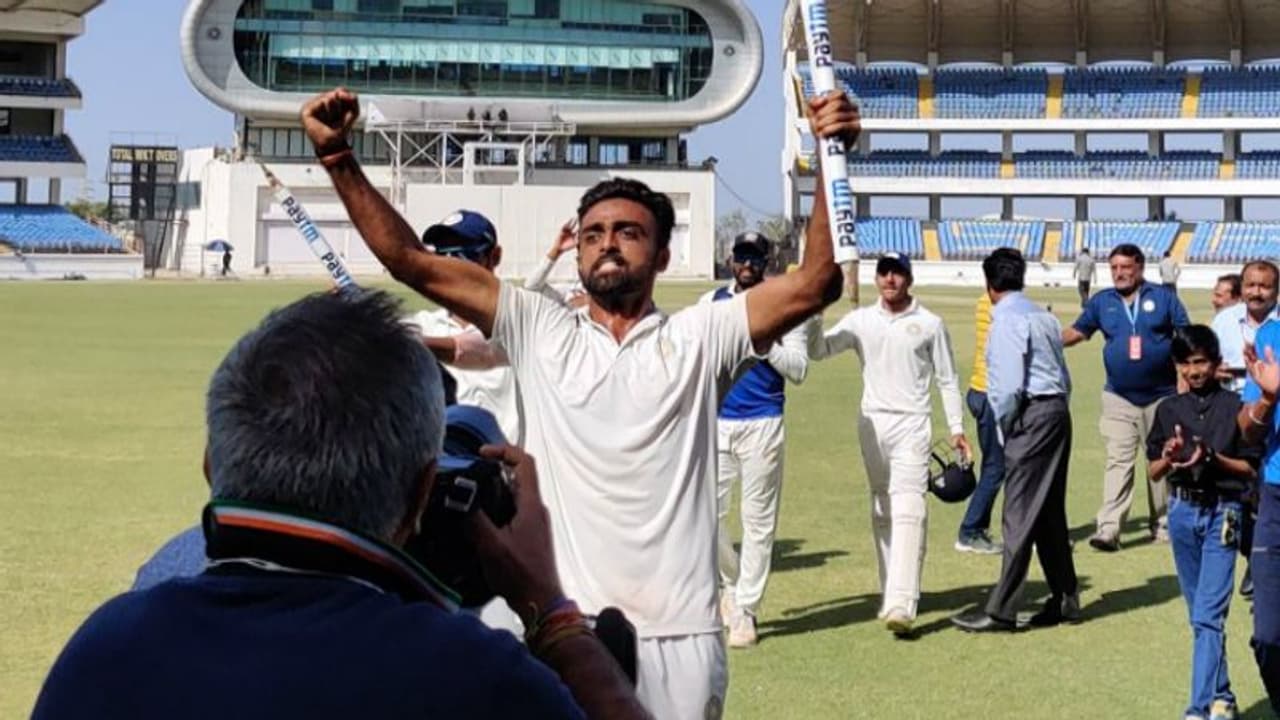 பார்த்திவ் படேல் காந்தியின் கடும் போராட்டம் வீண்.. குஜராத்தை வீழ்த்தி ஃபைனலில் நுழைந்தது சவுராஷ்டிரா பார்த்திவ் படேல் காந்தியின் கடும் போராட்டம் வீண்.. குஜராத்தை வீழ்த்தி ஃபைனலில் நுழைந்தது சவுராஷ்டிரா