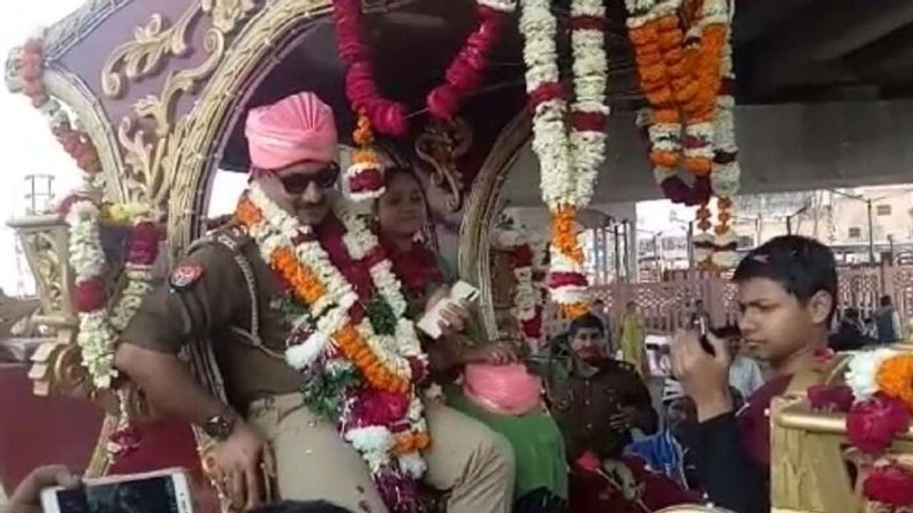 इंस्पेक्टर ने किया कुछ ऐसा काम, जनता ने परिवार के साथ बग्घी पर घुमाया, सोशल मीडिया पर वायरल हो रही Photo इंस्पेक्टर ने किया कुछ ऐसा काम, जनता ने परिवार के साथ बग्घी पर घुमाया, सोशल मीडिया पर वायरल हो रही Photo