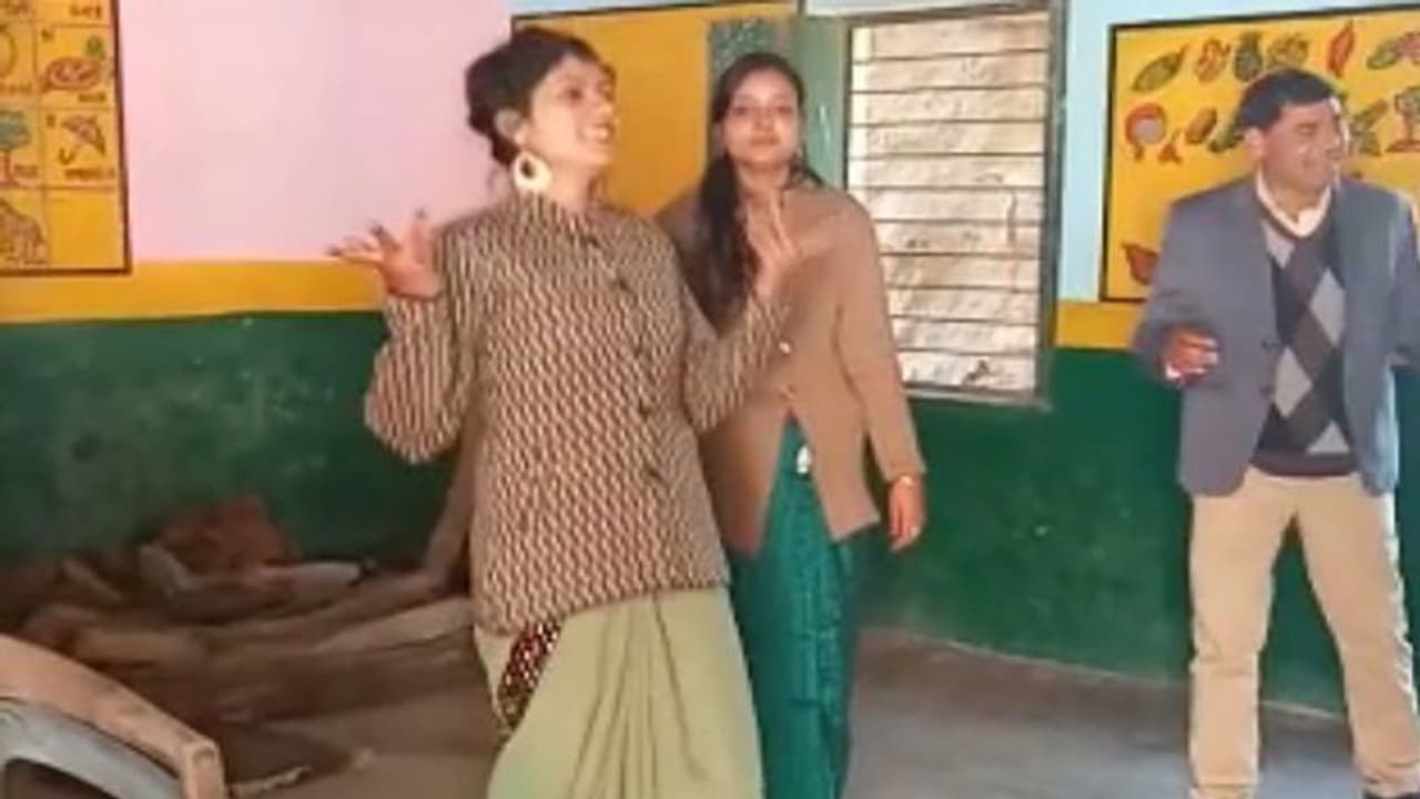 सपना चौधरी के गाने पर स्कूल में डांस करना पड़ा महंगा, BSA ने 4 शिक्षकों को किया सस्पेंड सपना चौधरी के गाने पर स्कूल में डांस करना पड़ा महंगा, BSA ने 4 शिक्षकों को किया सस्पेंड