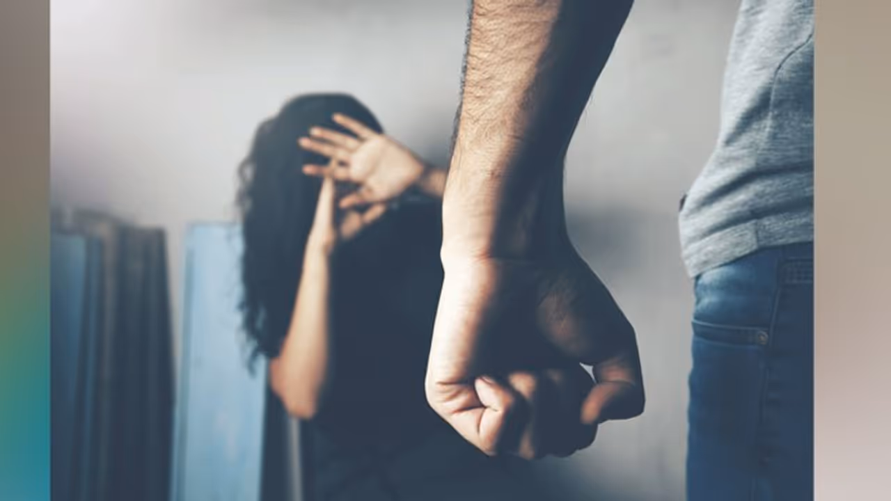 లాక్ డౌన్ తో ఇంట్లోనే భర్తలు.. భార్యలకు చిత్రహింసలు లాక్ డౌన్ తో ఇంట్లోనే భర్తలు.. భార్యలకు చిత్రహింసలు