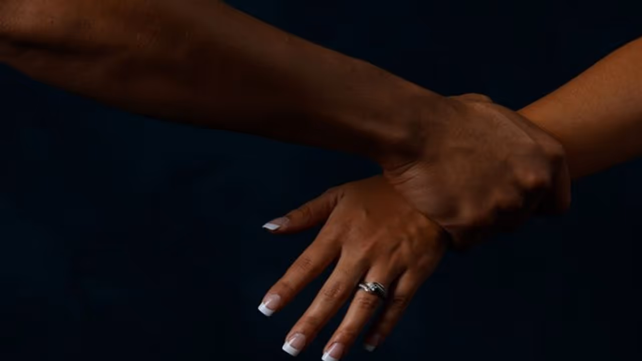 ములుగులో ప్రియుడితో రాసలీలలు: రెడ్ హ్యండెడ్‌గా పట్టుకున్న భర్త, చేతులు కట్టేసి ఇలా.. 