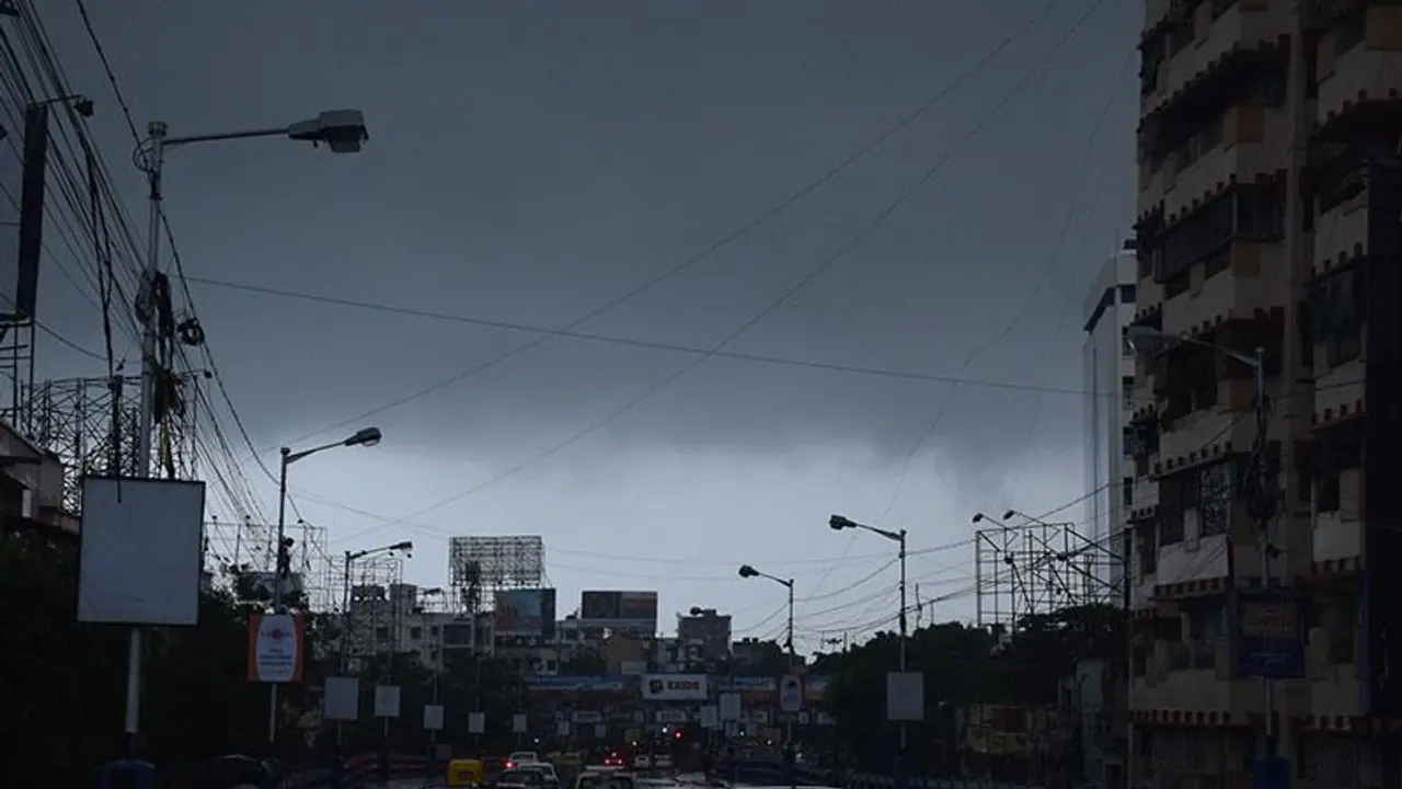 রাত পেরোলেই চাবুক মারবে পারদ, উপকূলের জেলাগুলিতে তুমুল ঝড় বৃষ্টির সম্ভাবনা