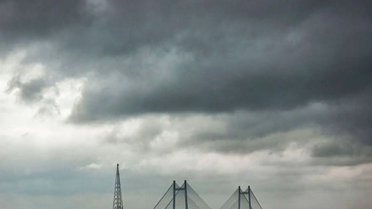 নিম্নচাপের শক্তি বেড়ে ভারী বৃষ্টির সর্তকতা, মৎস্যজীবীদের সমুদ্রে যেতে নিষেধ