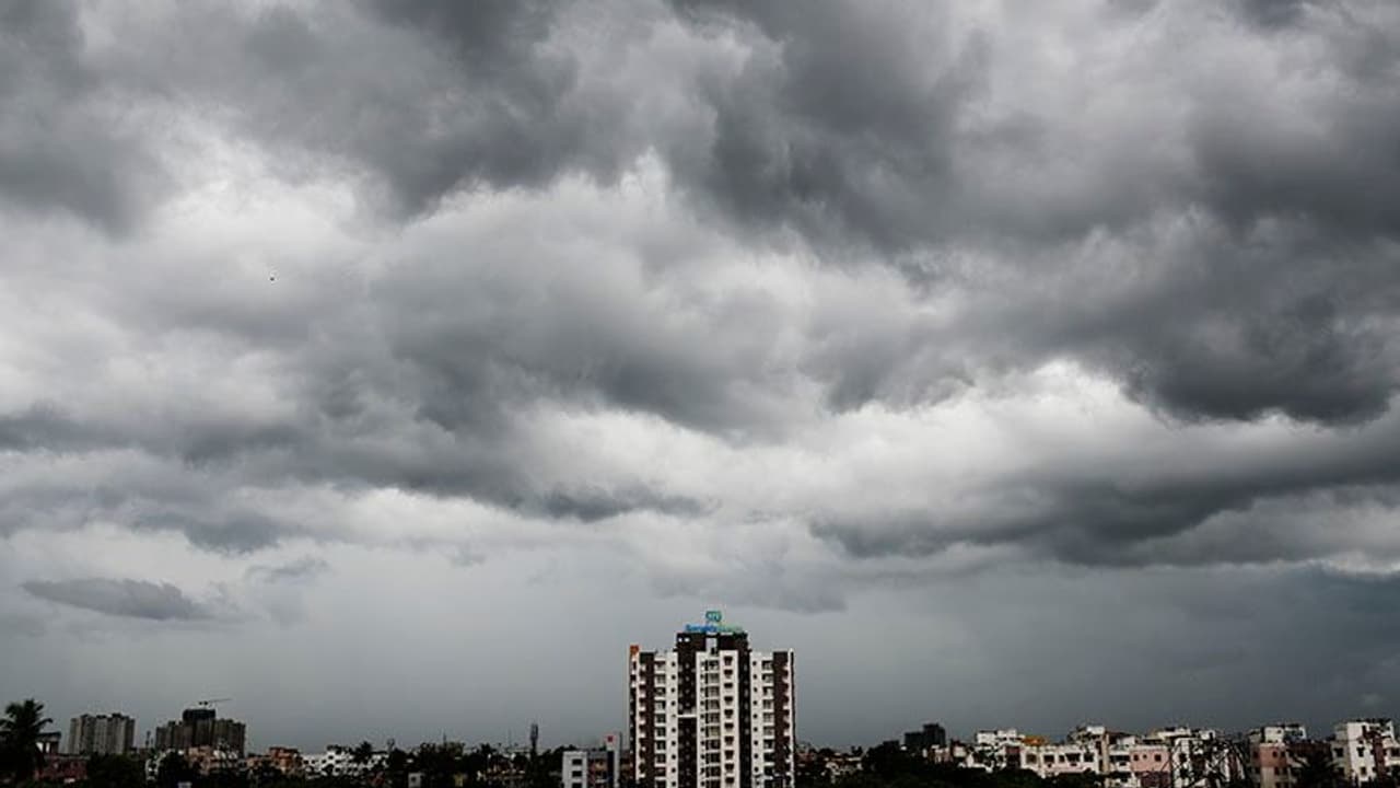 সকাল থেকেই মুখ ভার আকাশের, ঝেঁপে বৃষ্টি আসছে শহরে