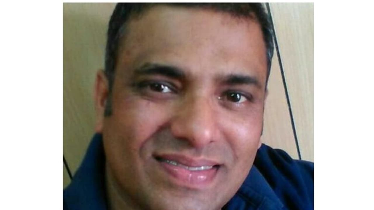 നാട്ടിൽ പോകാനൊരുങ്ങുന്നതിനിടെ കുഴഞ്ഞുവീണ് മരിച്ച പ്രവാസിയുടെ മൃതദേഹം നാട്ടിലെത്തിച്ചു നാട്ടിൽ പോകാനൊരുങ്ങുന്നതിനിടെ കുഴഞ്ഞുവീണ് മരിച്ച പ്രവാസിയുടെ മൃതദേഹം നാട്ടിലെത്തിച്ചു