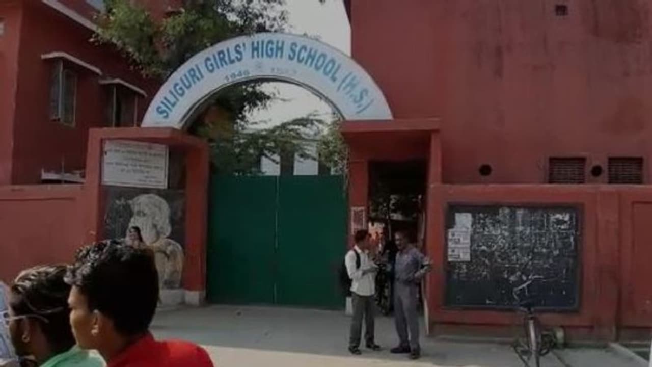 ক্রাইম ব্রাঞ্চের অফিসার পরিচয়ে প্রধানশিক্ষিকাকে 'হুমকি', গ্রেফতার যুবক ক্রাইম ব্রাঞ্চের অফিসার পরিচয়ে প্রধানশিক্ষিকাকে 'হুমকি', গ্রেফতার যুবক