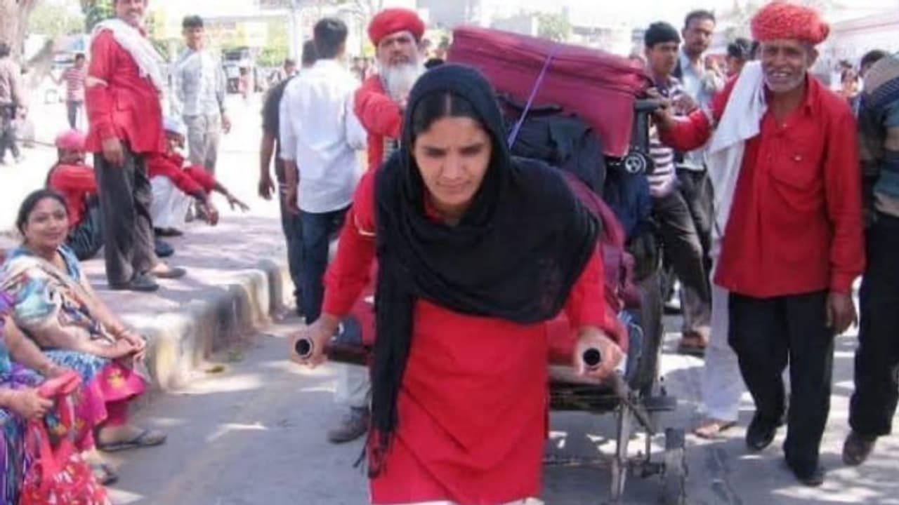 'ആരുടേയും പിന്നിലല്ല'; മിടുക്കികളായ വനിതാ പോര്ട്ടര്മാര്ക്ക് ഇന്ത്യന് റെയില്വേയുടെ സല്യൂട്ട്! 'ആരുടേയും പിന്നിലല്ല'; മിടുക്കികളായ വനിതാ പോര്ട്ടര്മാര്ക്ക് ഇന്ത്യന് റെയില്വേയുടെ സല്യൂട്ട്!