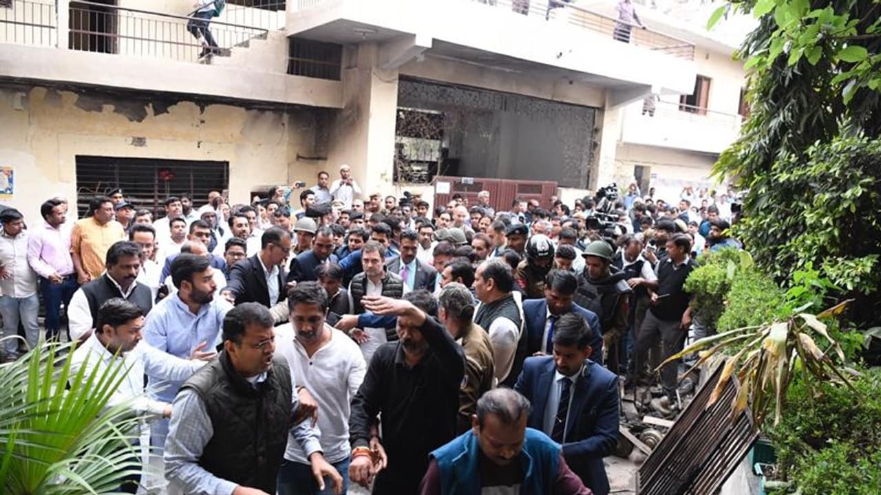 दिल्ली: हिंसा में तोड़े गए स्कूल देखने पहुंचे राहुल गांधी, कहा, इससे भारत माता को फायदा नहीं होगा दिल्ली: हिंसा में तोड़े गए स्कूल देखने पहुंचे राहुल गांधी, कहा, इससे भारत माता को फायदा नहीं होगा